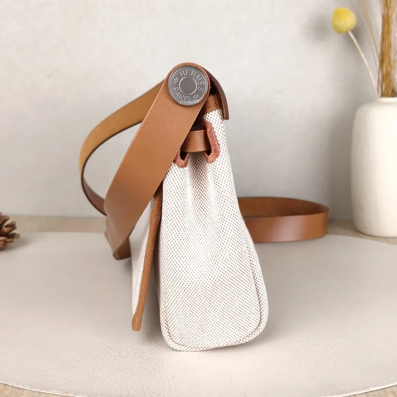 Hermès Shoulder Bag Herbag Zip 20 Beige Canvas mini20 × 7 × 17 cm — detail view 16 of 17