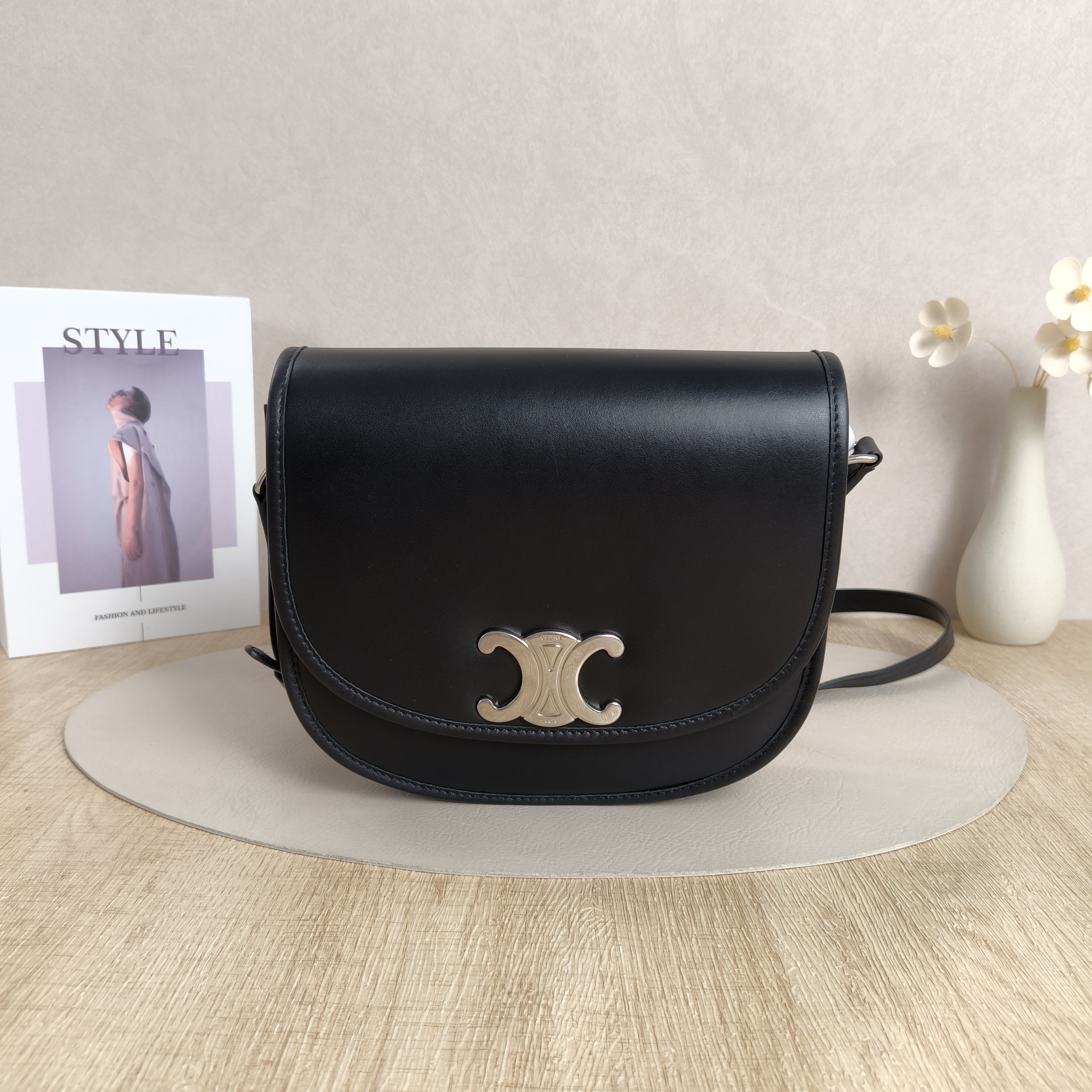 CELINE Crossbody Bag BESACE TRIOMPHE Black Calfskin Medium22 × 5 × 20 cm