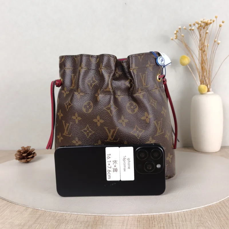 Louis Vuitton Clutch NOÉ Bucket Bag Monogram PVC 22 × 9 × 24 cm — cover view 3 of 5