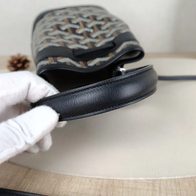 GOYARD Crossbody Bag Petit Flot Black ine Canvas12 × 10 × 17.5 cm — detail view 2 of 9