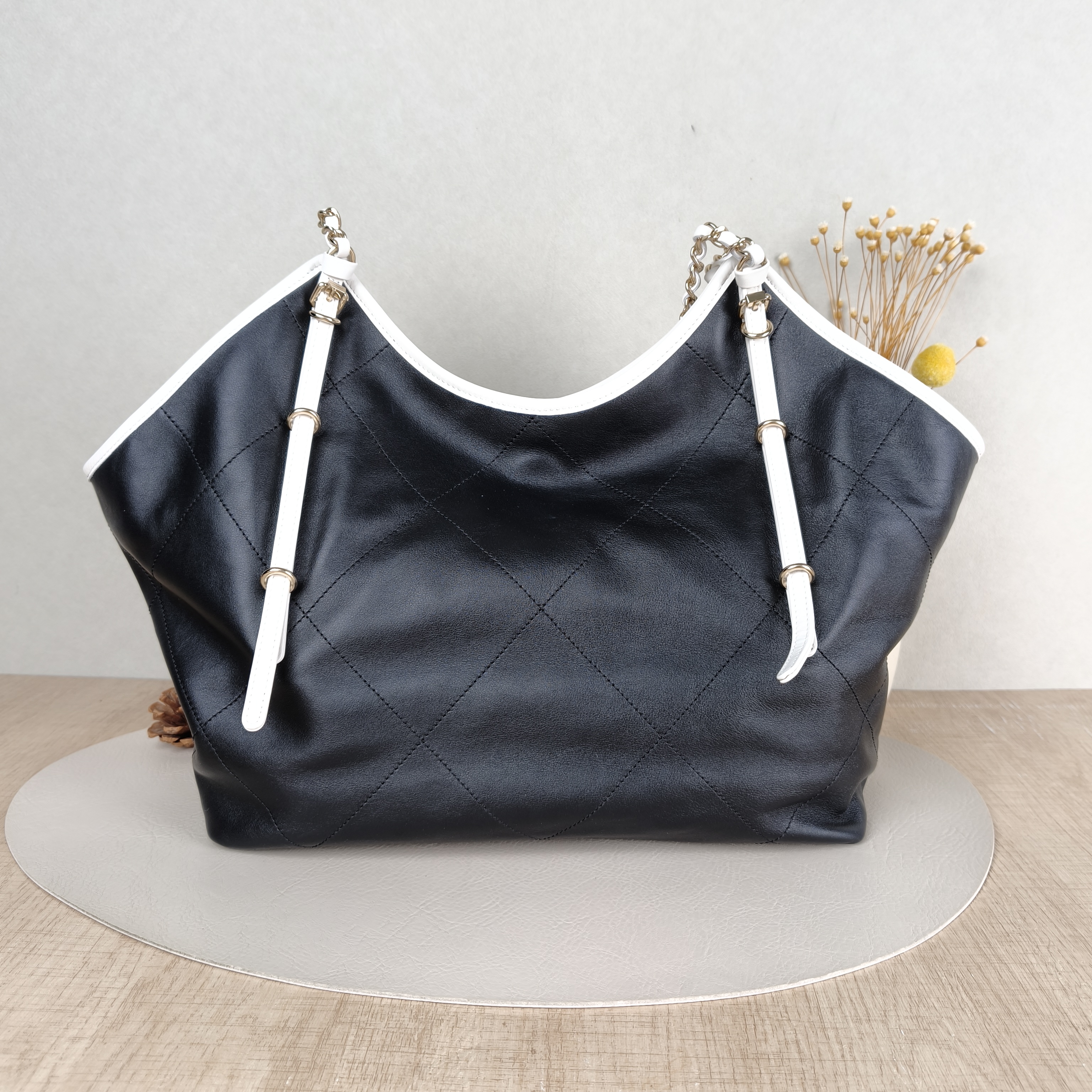 Chanel Shoulder Bag Collection Tote Bag Lambskin One Size30 × 11 × 30 cm — cover view 2 of 5