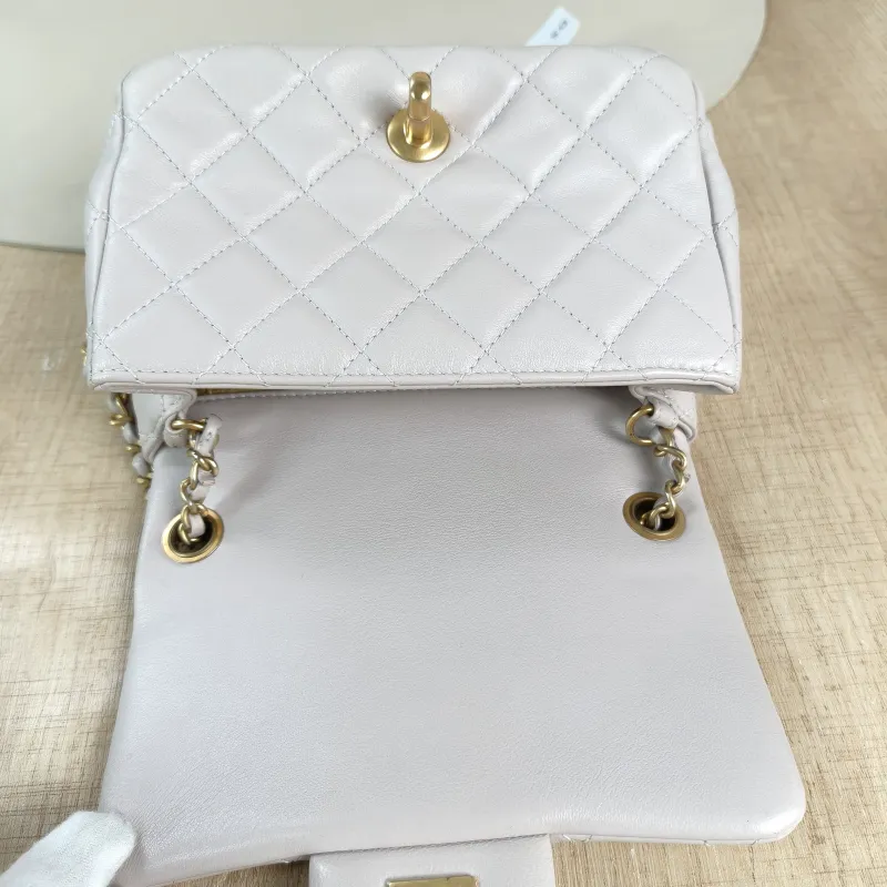 Chanel Crossbody Bag Lambskin One Size17 × 8 × 13.5 cm — detail view 4 of 13