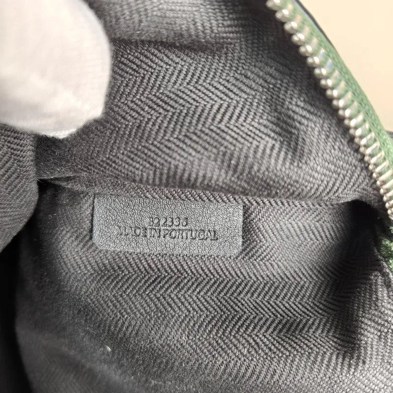 LOEWE Crossbody Bagcubi Crossbody Bag Green Calfskin Small20 × 11 × 15 cm — detail view 9 of 14