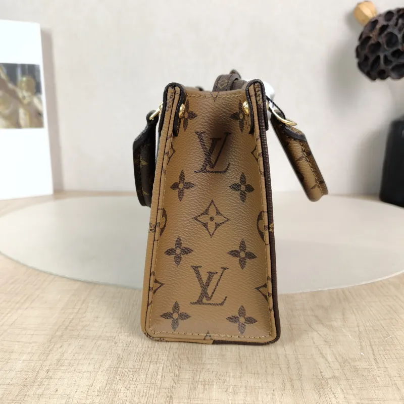 Louis Vuitton Crossbody Bag Onthego BB Monogram PVC BB 18 × 8.5 × 15 cm — detail view 4 of 12