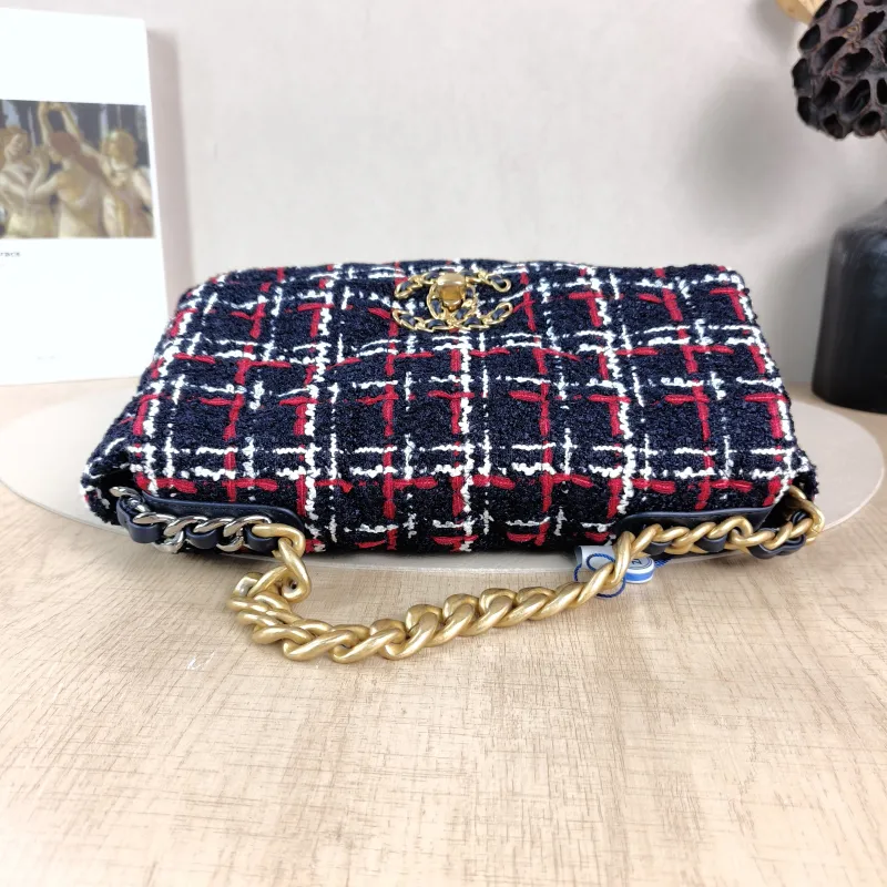 Chanel Crossbody Bag19Bag Navy Small26 × 9 × 16 cm — detail view 3 of 13