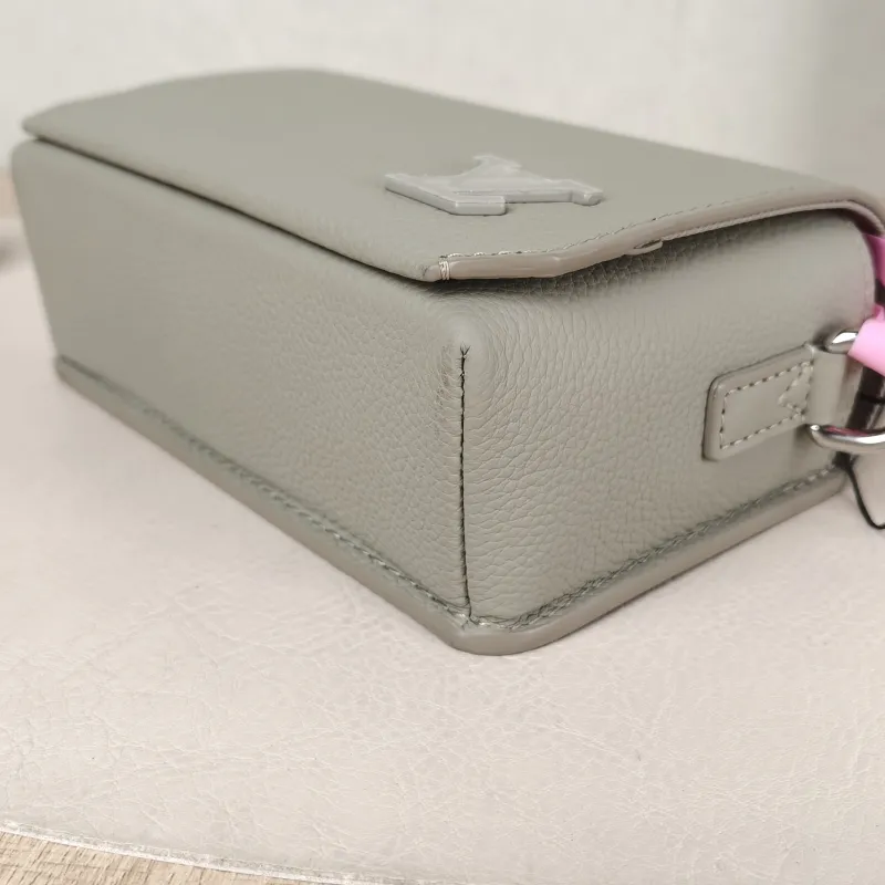 Louis Vuitton Crossbody Bag Fastline Messenger Bag Green Calfskin Mini 17.3 × 7 × 12 cm — detail view 8 of 13