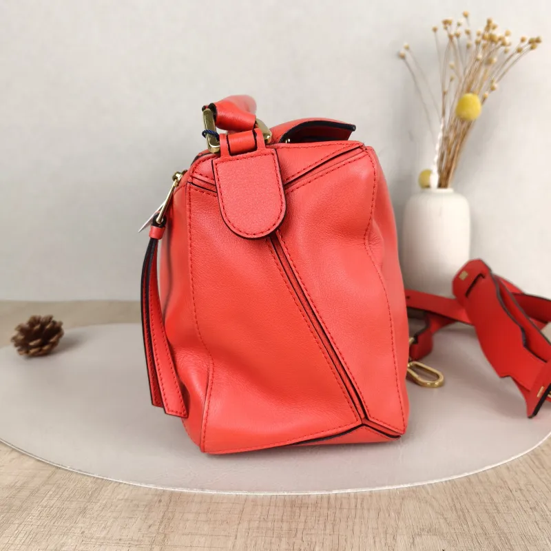 LOEWE Crossbody Bag Puzzle Red Calfskin Medium29 × 14 × 19.5 cm — detail view 10 of 13