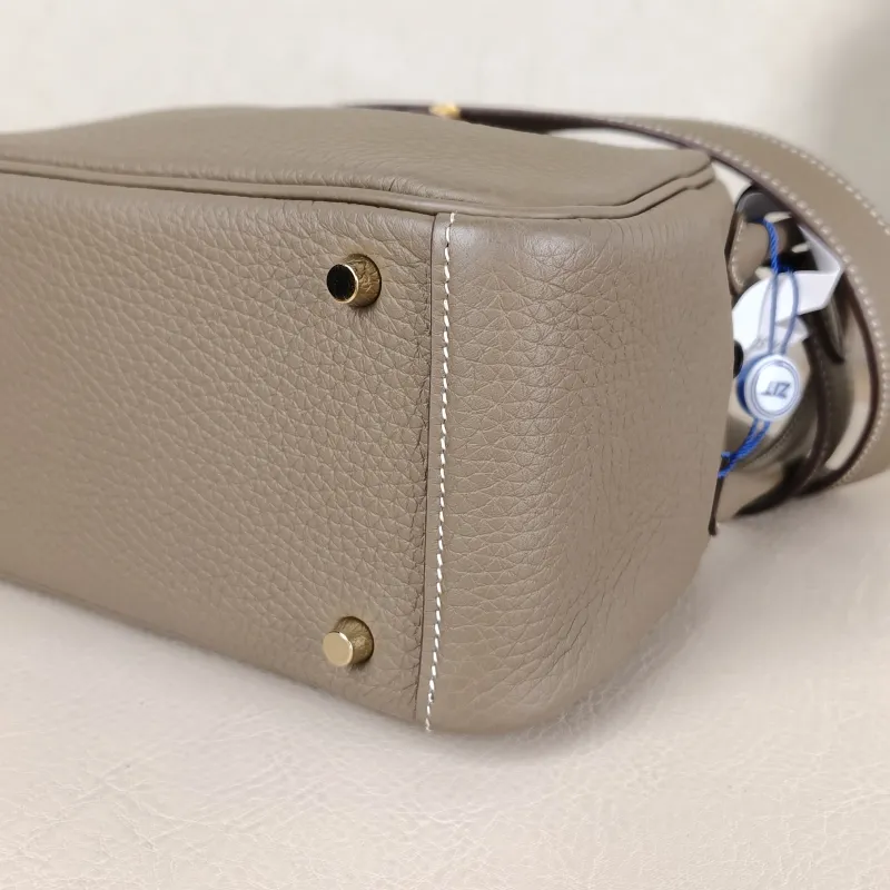 Hermès Crossbody Bag Lindy Mini 1918 TC Calfskinmini19 × 9.5 × 13 cm — detail view 8 of 12