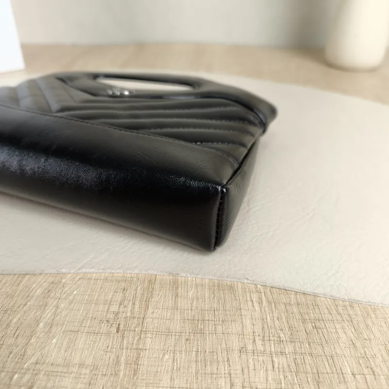 Chanel Shoulder Bag31Bag v Waxed Leather Calfskinnano20.5 × 3.5 × 17 cm — detail view 4 of 12