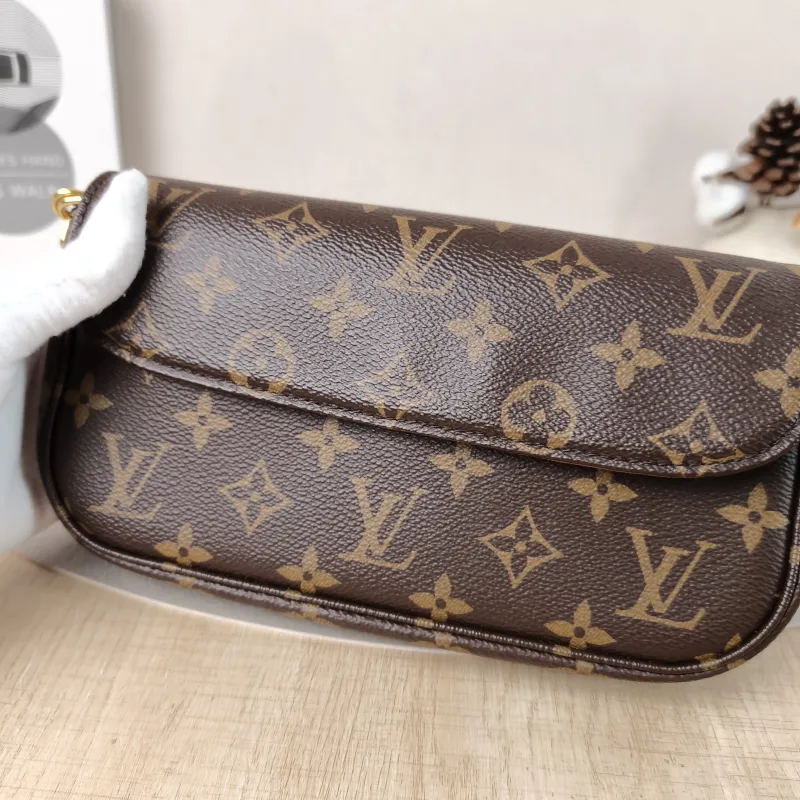 Louis Vuitton Crossbody Bag IVY Monogram PVC Small23.5 × 4.3 × 12 cm — detail view 12 of 13