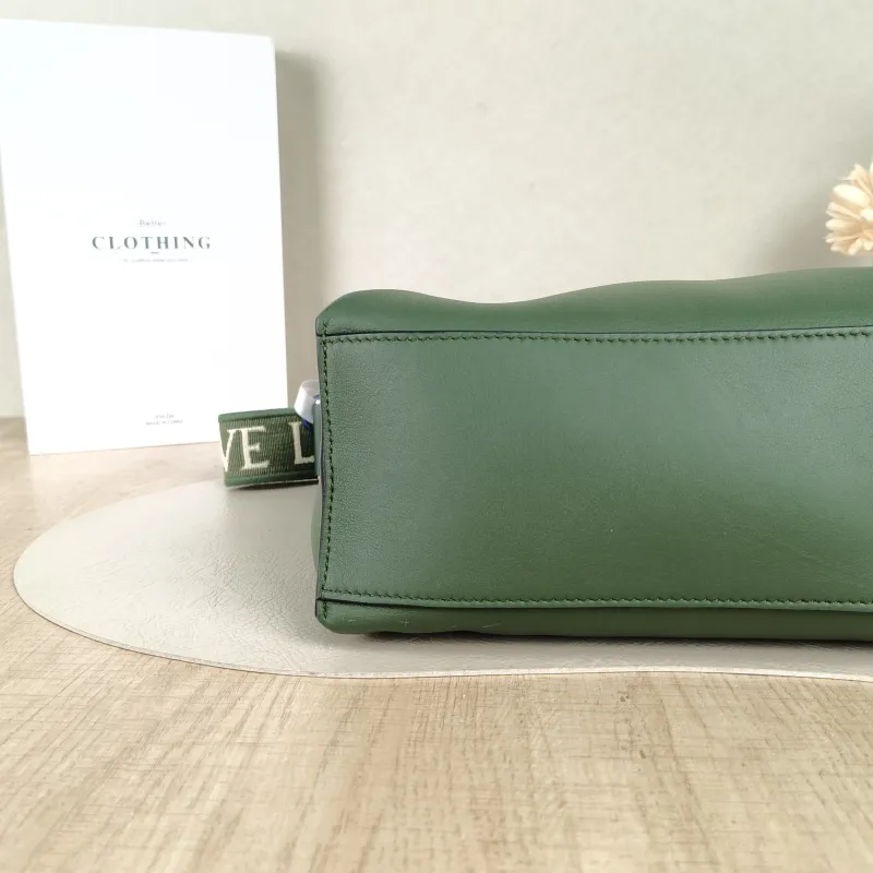 LOEWE Crossbody Bagcubi Crossbody Bag Green Calfskin Small20 × 11 × 15 cm — detail view 4 of 14