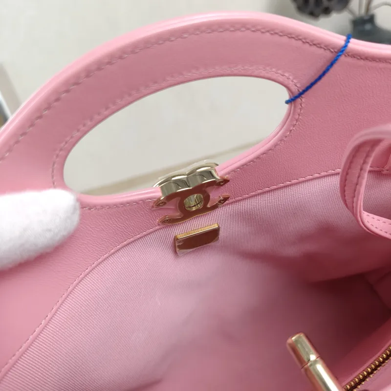 Chanel Crossbody Bag31Bag Pink Waxed Leathermini23 × 5.5 × 22 cm — detail view 4 of 12