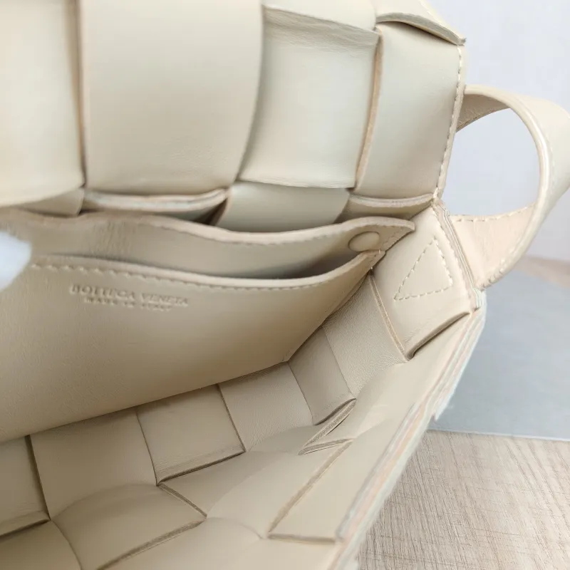 Bottega Veneta Crossbody Bag Cassette Woven Lambskin Medium 20 × 5 × 12 cm — detail view 6 of 14