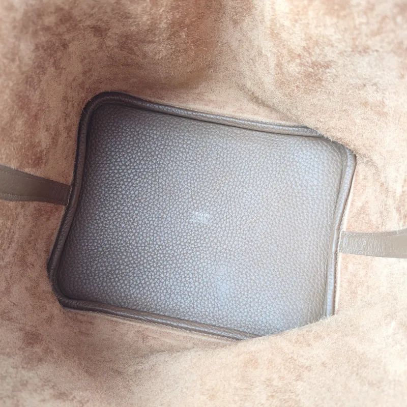 Hermès Top Handle Bag Picotin Lock 22 223G Taurillon Clemence TC Calfskin Medium22 × 17 × 21 cm — detail view 2 of 12