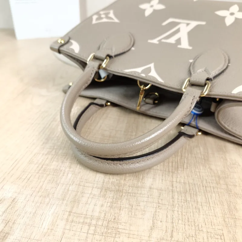 Louis Vuitton Shoulder Bag Onthego · White Empreinte Embossed Calfskin Small25 × 11.5 × 19 cm — detail view 1 of 12