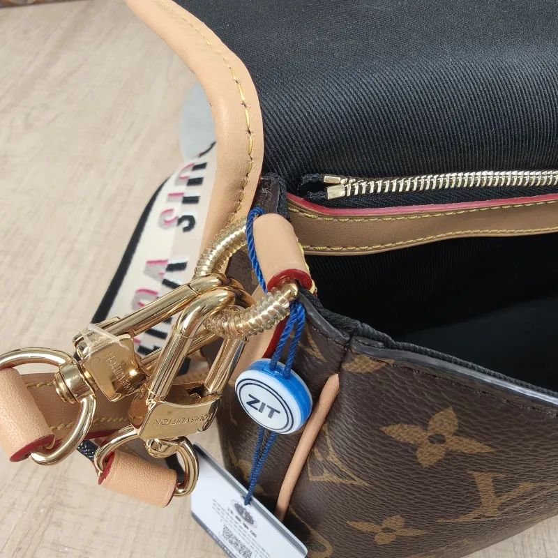 Louis Vuitton Crossbody Bag Diane Baguette Bag Shoulder Strap PVC Small24 × 9 × 15 cm — detail view 9 of 21