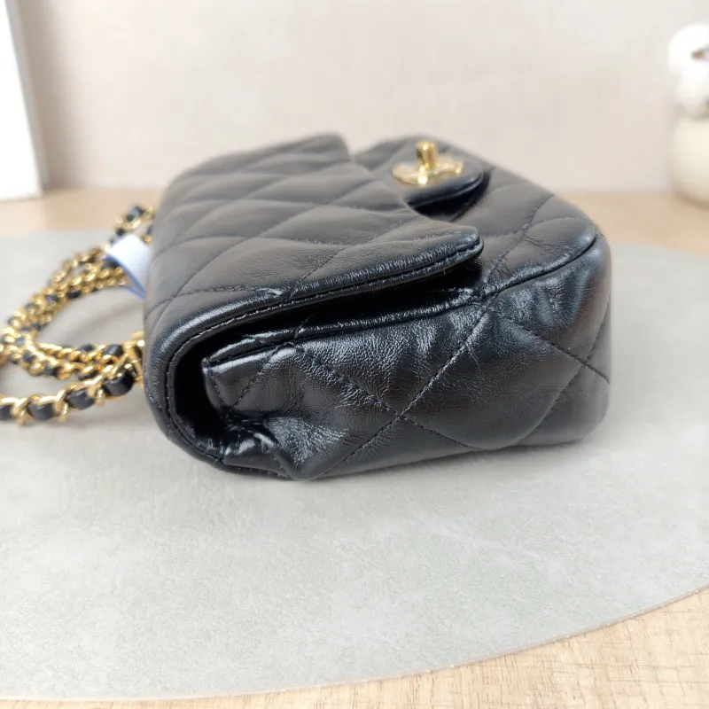 Chanel Crossbody Bag Black Lambskinmini19 × 8.5 × 14 cm — detail view 4 of 16