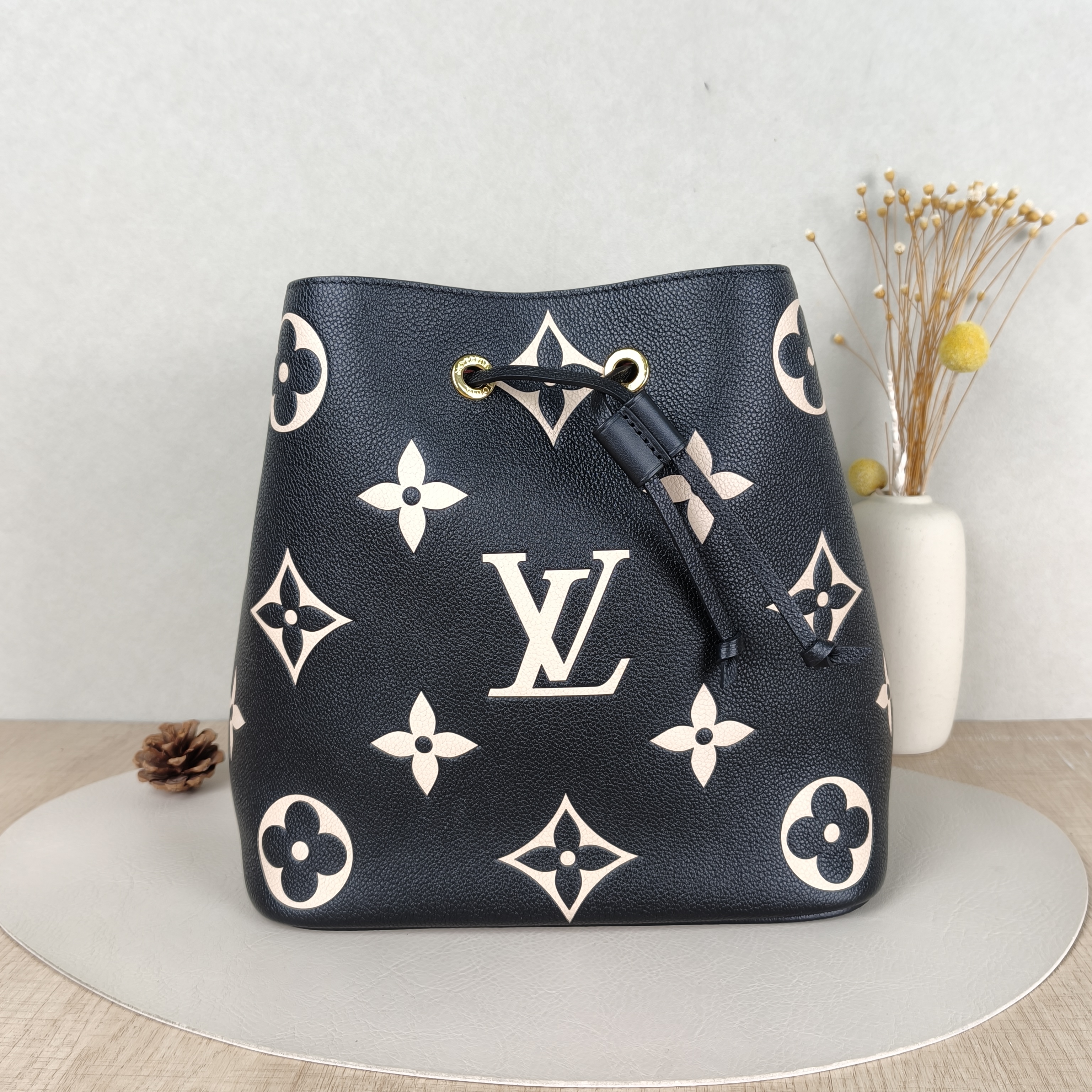 Louis Vuitton Shoulder Bag NÉONOÉ Bucket Bag Black · White Empreinte Embossed Calfskin Medium26 × 17.5 × 26 cm
