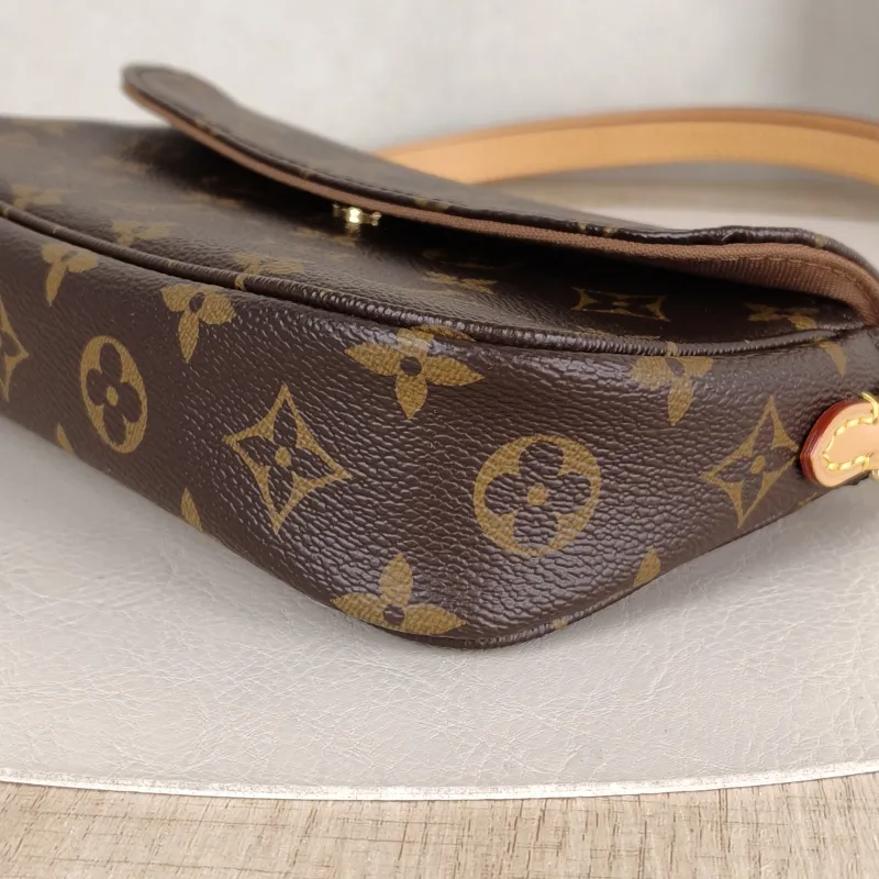 Louis Vuitton Crossbody Bag IVY Monogram PVC Small 23.5 × 4.3 × 12 cm — detail view 6 of 11