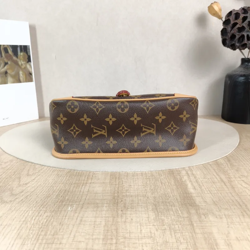 Louis Vuitton Crossbody Bag Diane Baguette Bag Shoulder Strap PVC Small24 × 9 × 15 cm — cover view 4 of 6