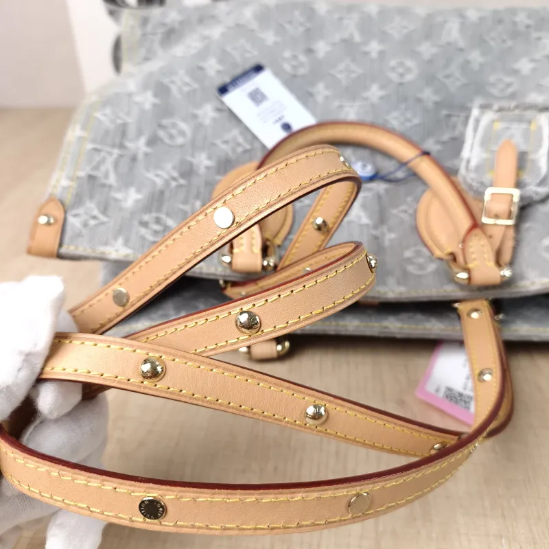 Louis Vuitton Shoulder Bag Onthego Medium Grey Medium 35 × 14 × 27 cm — detail view 1 of 13