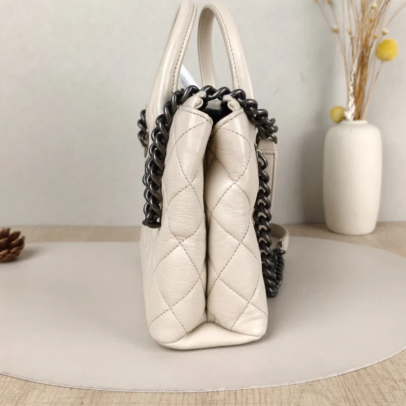 Chanel Shoulder Bag tote White Calfskin One Size23 × 8 × 17 cm — detail view 1 of 17
