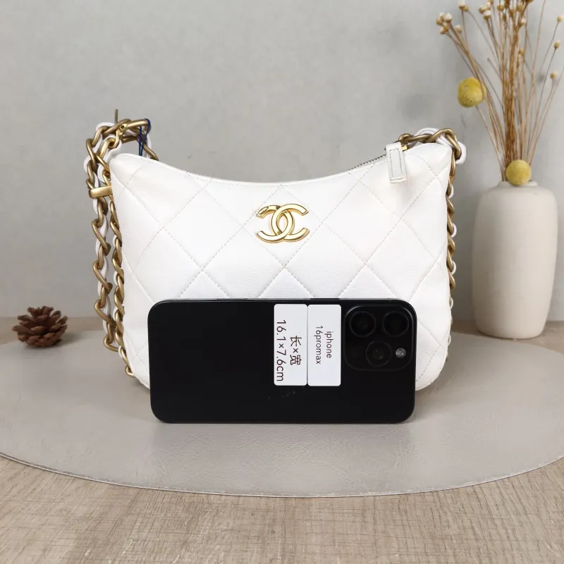Chanel Crossbody Bag White Lambskin One Size 23 × 6 × 17 cm — cover view 2 of 5