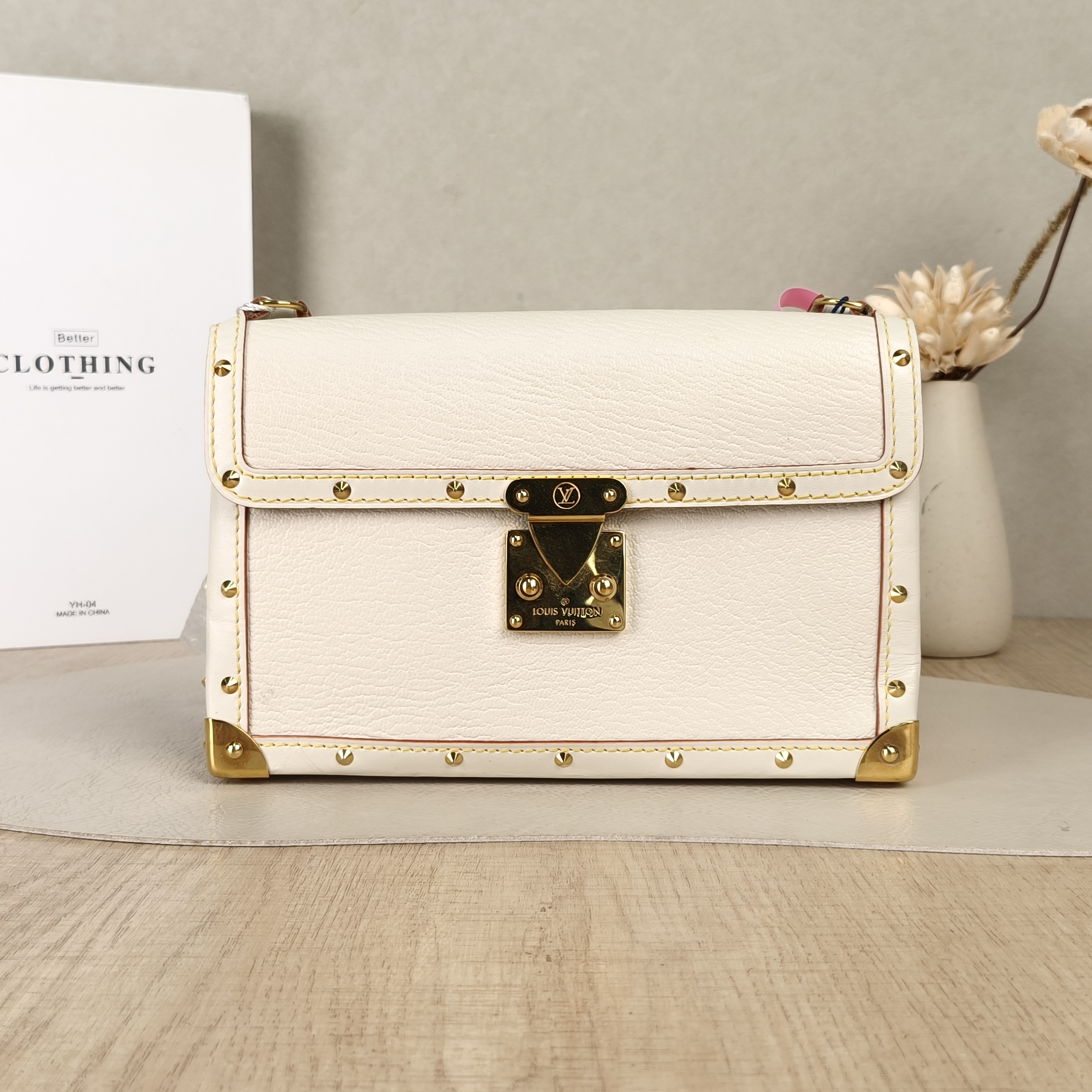 Louis Vuitton Suhali Vintage White Calfskin One Size22.5 × 5 × 14.5 cm