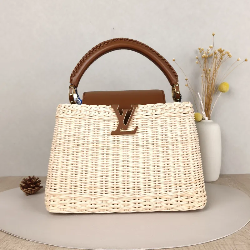 Louis Vuitton Top Handle Bag Capucines Brown · Calfskin BB27 × 9 × 18 cm