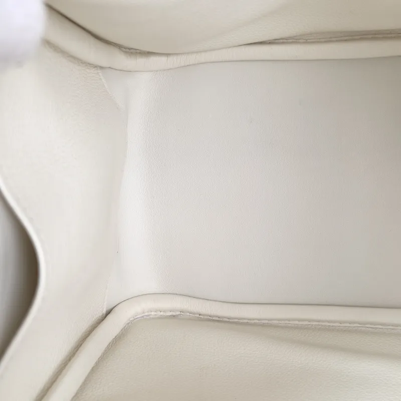 Hermès Crossbody Bag Lindy 2601White Evercolor Calfskin Small26 × 12 × 18 cm — detail view 7 of 14