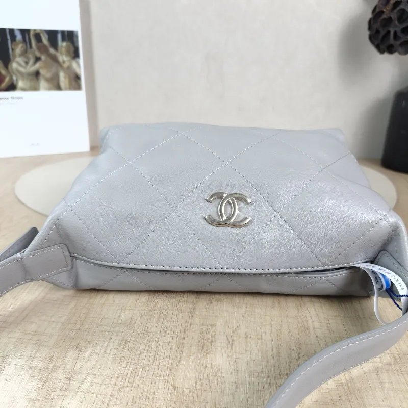 Chanel Shoulder Bag hobo Grey Lambskin 21.5 × 8.5 × 16 cm — detail view 1 of 12