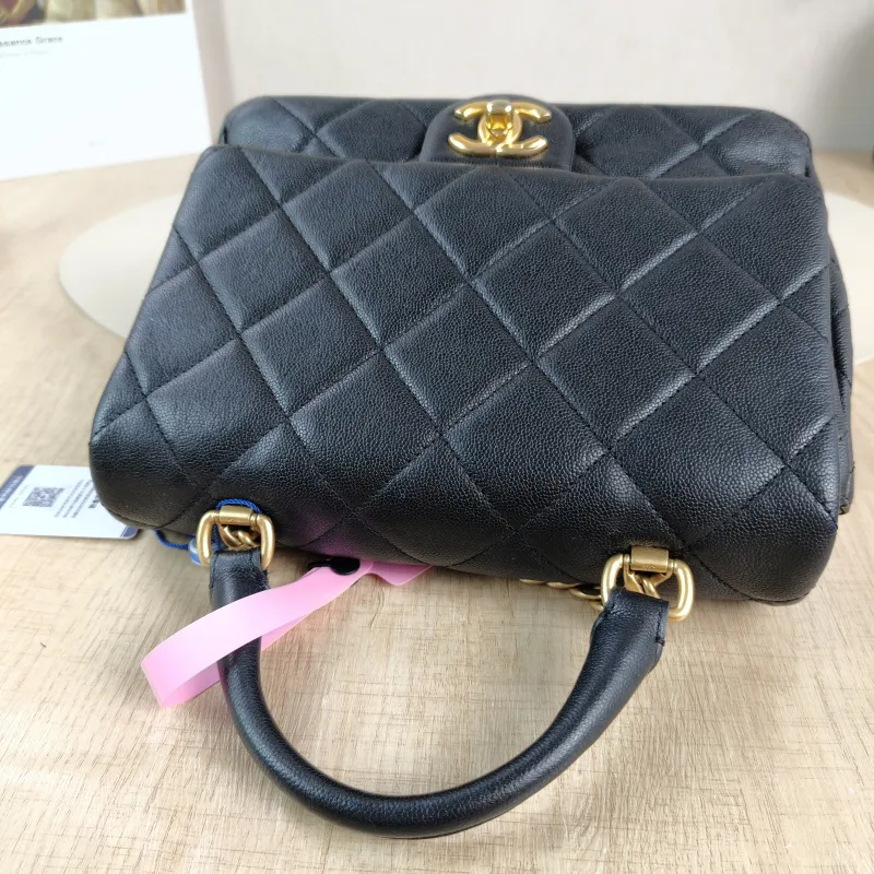 Chanel Crossbody Bag Black with Gold-Tone Hardware Grained Calfskin One Size 22 × 8 × 18 cm — detail view 8 of 14