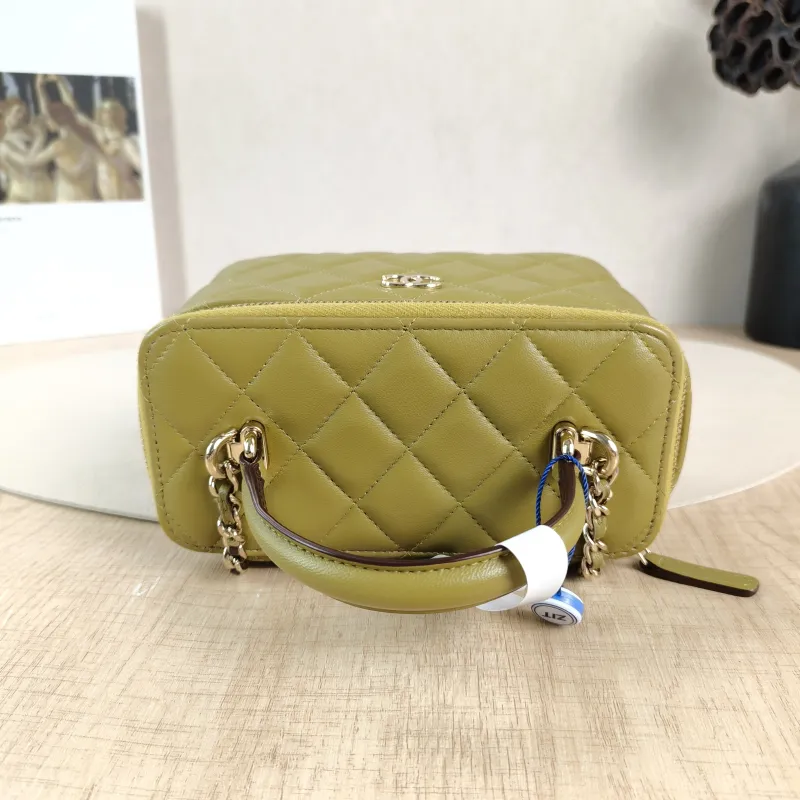 Chanel Crossbody Bag Edition Green Lambskinmini16 × 8 × 9.5 cm — detail view 11 of 14