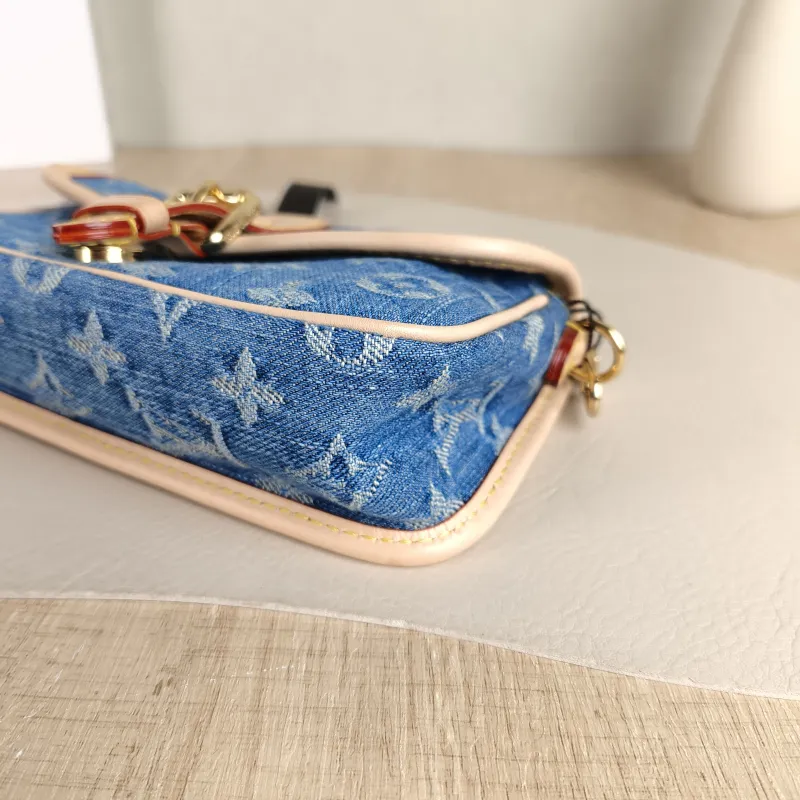Louis Vuitton Crossbody Bag Diane Baguette Bag Blue nano 19 × 6 × 10.5 cm — detail view 5 of 11