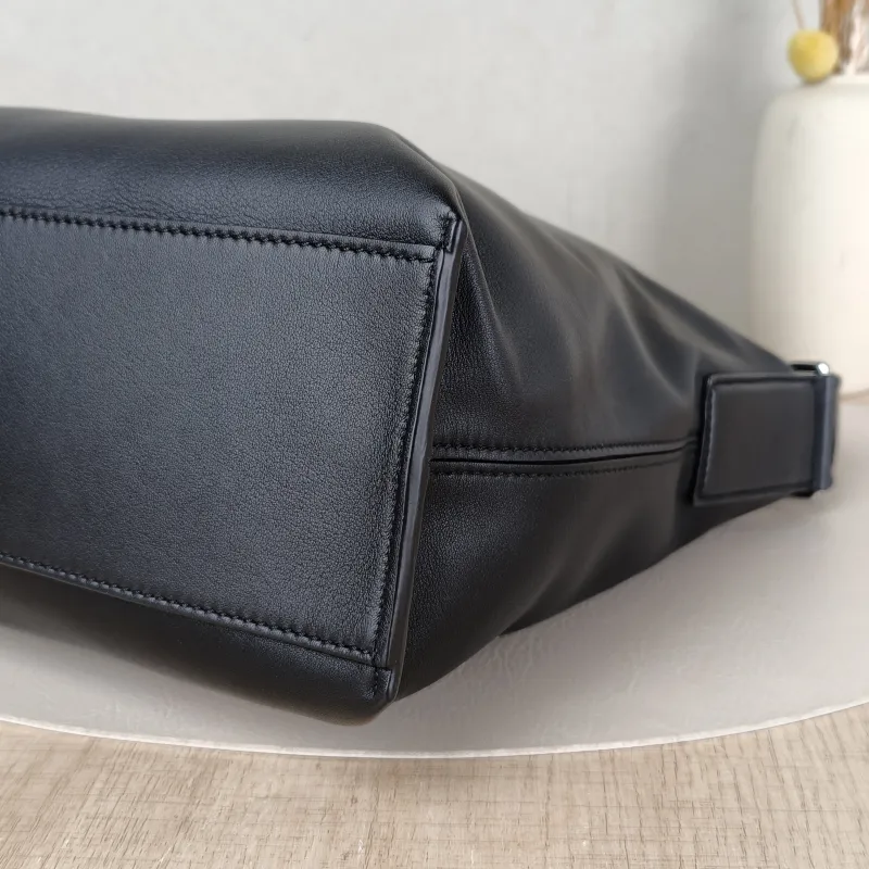 LOEWE Crossbody Bagcubi Crossbody Bag Black Calfskin Small29.5 × 10 × 22 cm — detail view 2 of 10