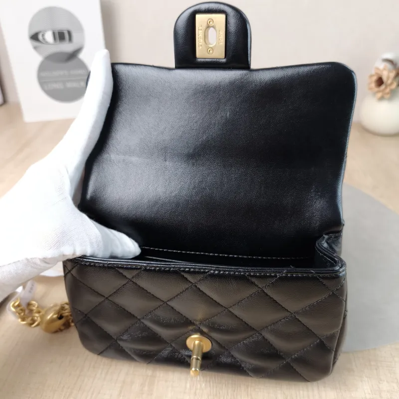 Chanel Crossbody Bag Black with Gold-Tone Hardware Lambskin Mini 18 × 5 × 12 cm — detail view 9 of 10
