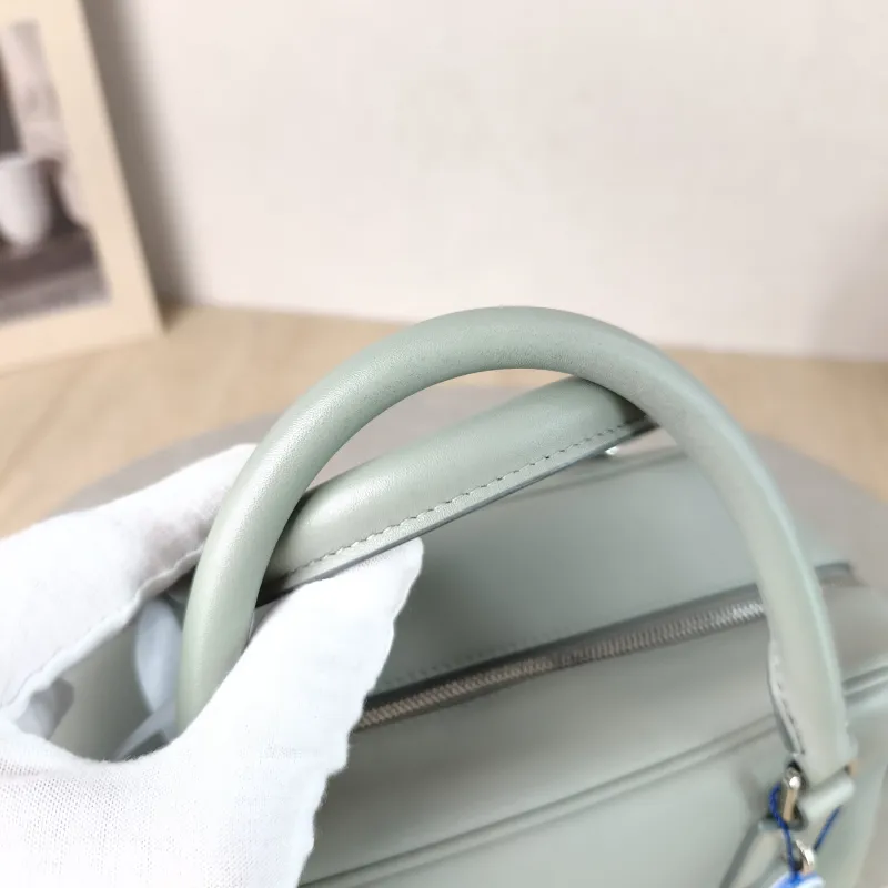 LOEWE Crossbody Bag amazona 19 Grey Calfskin Small 20.5 × 11.5 × 18 cm — detail view 11 of 12