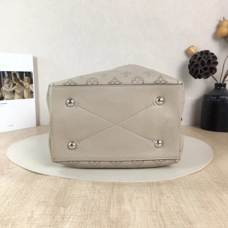 Louis Vuitton Shoulder Bag Muria Grey Calfskin One Size 26 × 14 × 26 cm — cover view 2 of 6