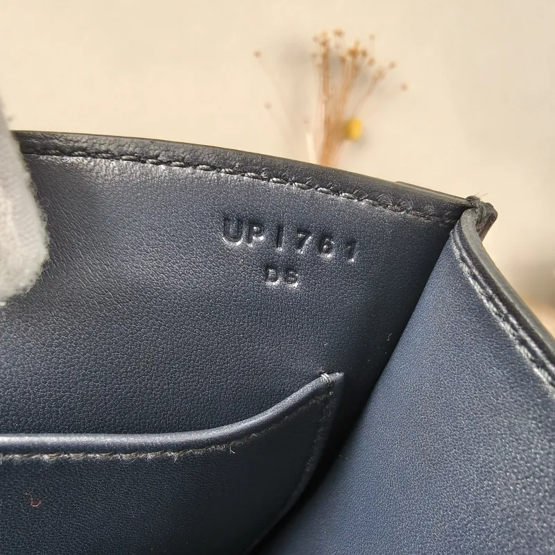 Hermès Crossbody Bag Verrou 23 Epsom Embossed Calfskin 23 × 7 × 18 cm — detail view 2 of 14