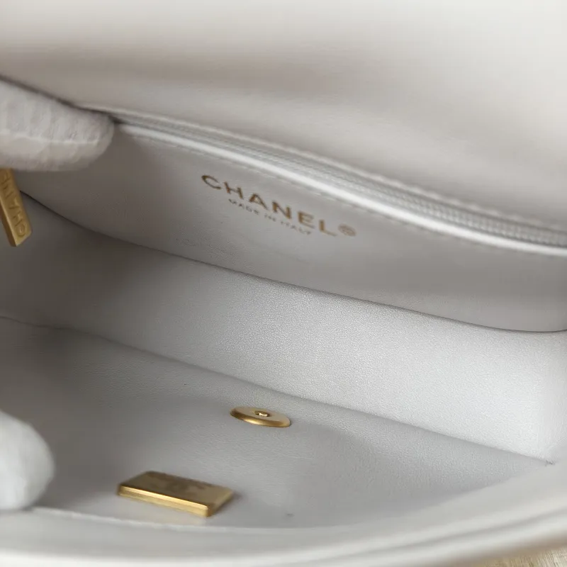 Chanel Crossbody Bag Edition White Lambskin One Size19 × 7 × 13.5 cm — detail view 6 of 14