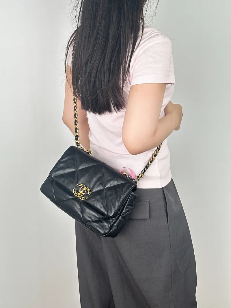 Chanel Crossbody Bag19Bag Black SL ambskin Small26 × 9 × 16 cm — on-model view 1 of 2