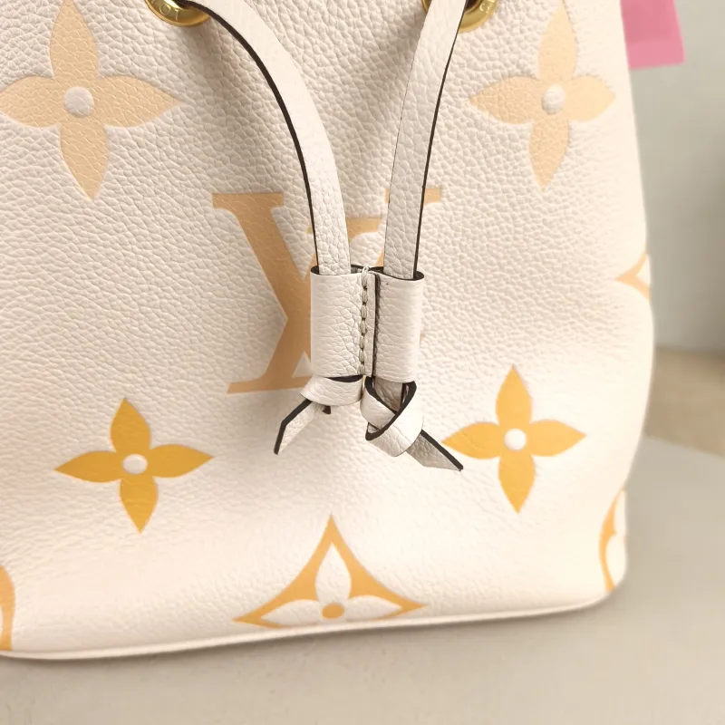 Louis Vuitton Crossbody Bag NÉONOÉ Bucket Bag BB Monogram Empreinte Embossed Calfskin BB 20 × 13 × 20 cm Conditioned — detail view 9 of 11