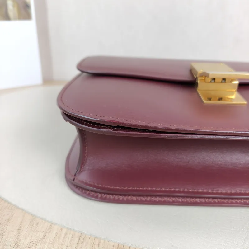 CELINE Crossbody Bag Classic Box Red Calfskin Medium24 × 7 × 18 cm — detail view 5 of 13