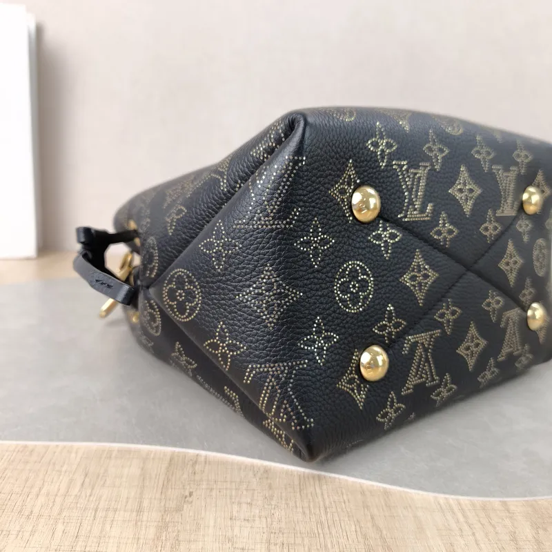 Louis Vuitton Crossbody Bag BELLA Black Calfskin One Size22 × 14 × 19 cm — detail view 4 of 10