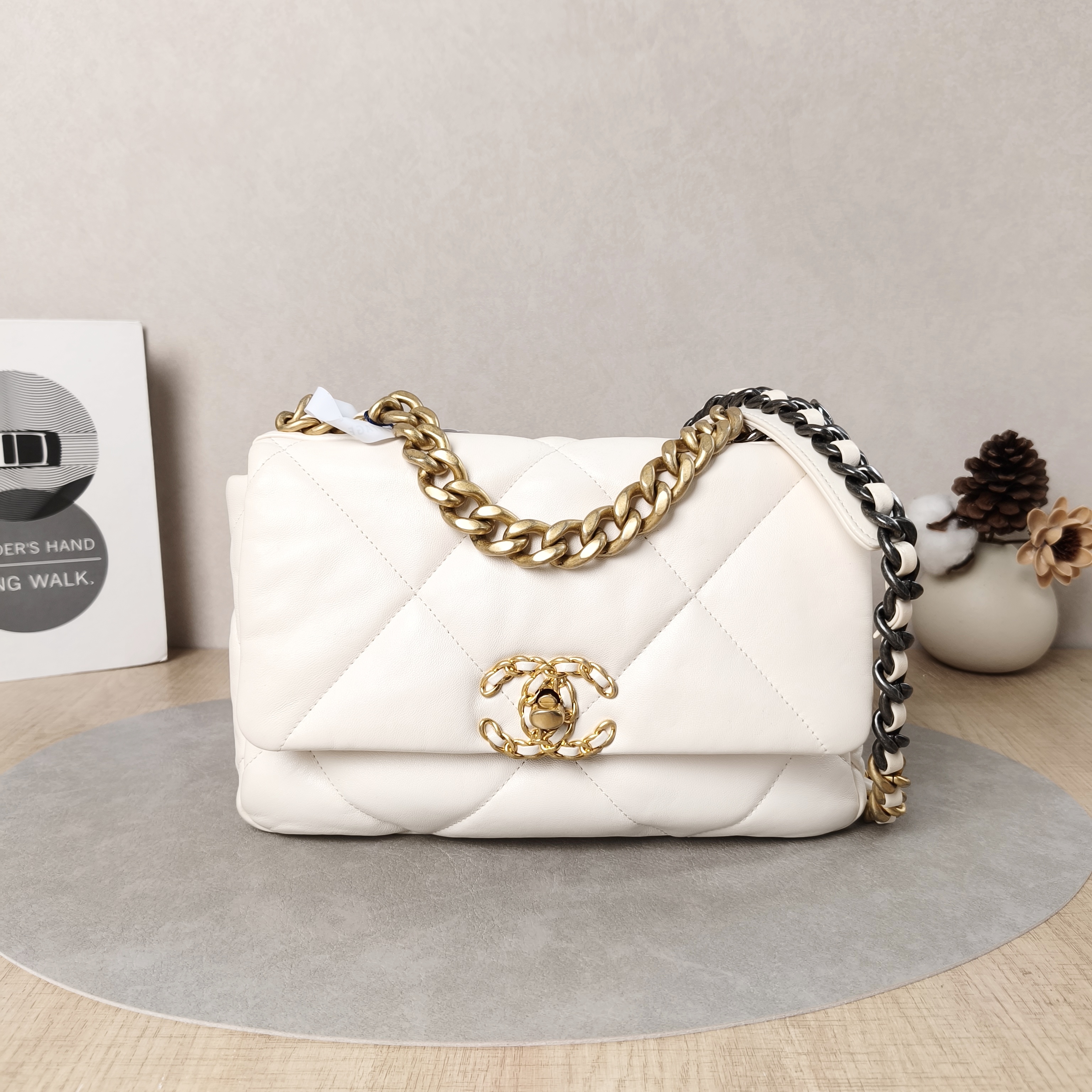Chanel Crossbody Bag19Bag White SL ambskin Small26 × 9 × 16 cm