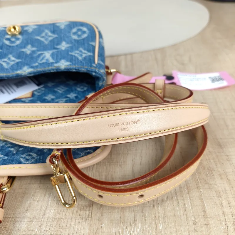Louis Vuitton Crossbody Bag Diane Baguette Bag Blue nano 19 × 6 × 10.5 cm — detail view 8 of 13