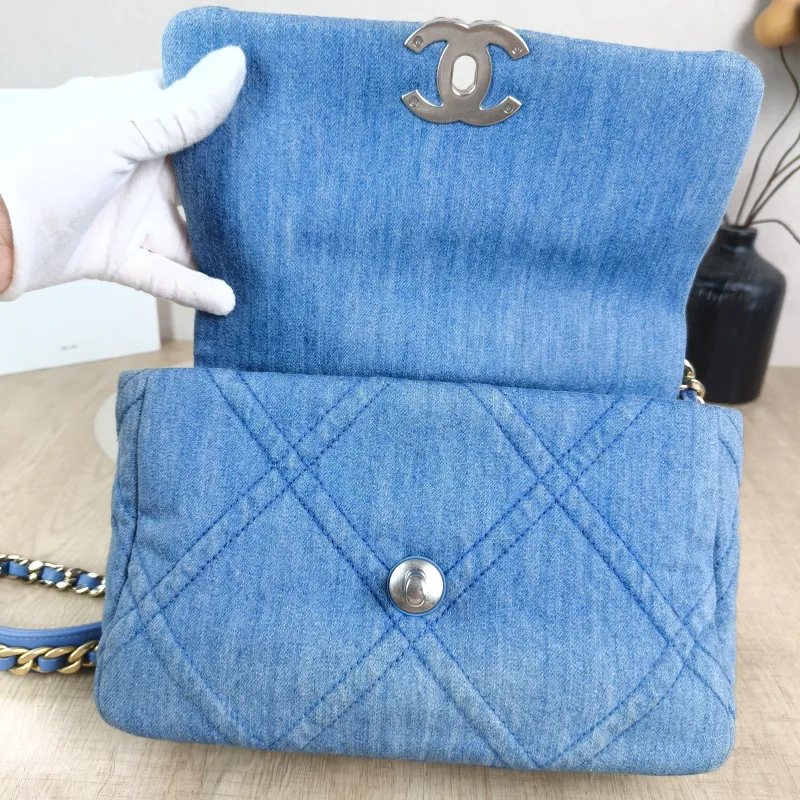 Chanel Crossbody Bag 19Bag Small 26 × 9 × 16 cm — detail view 8 of 12