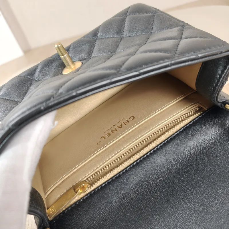 Chanel Crossbody Bag Black Lambskin One Size17 × 8 × 13.5 cm — detail view 1 of 12