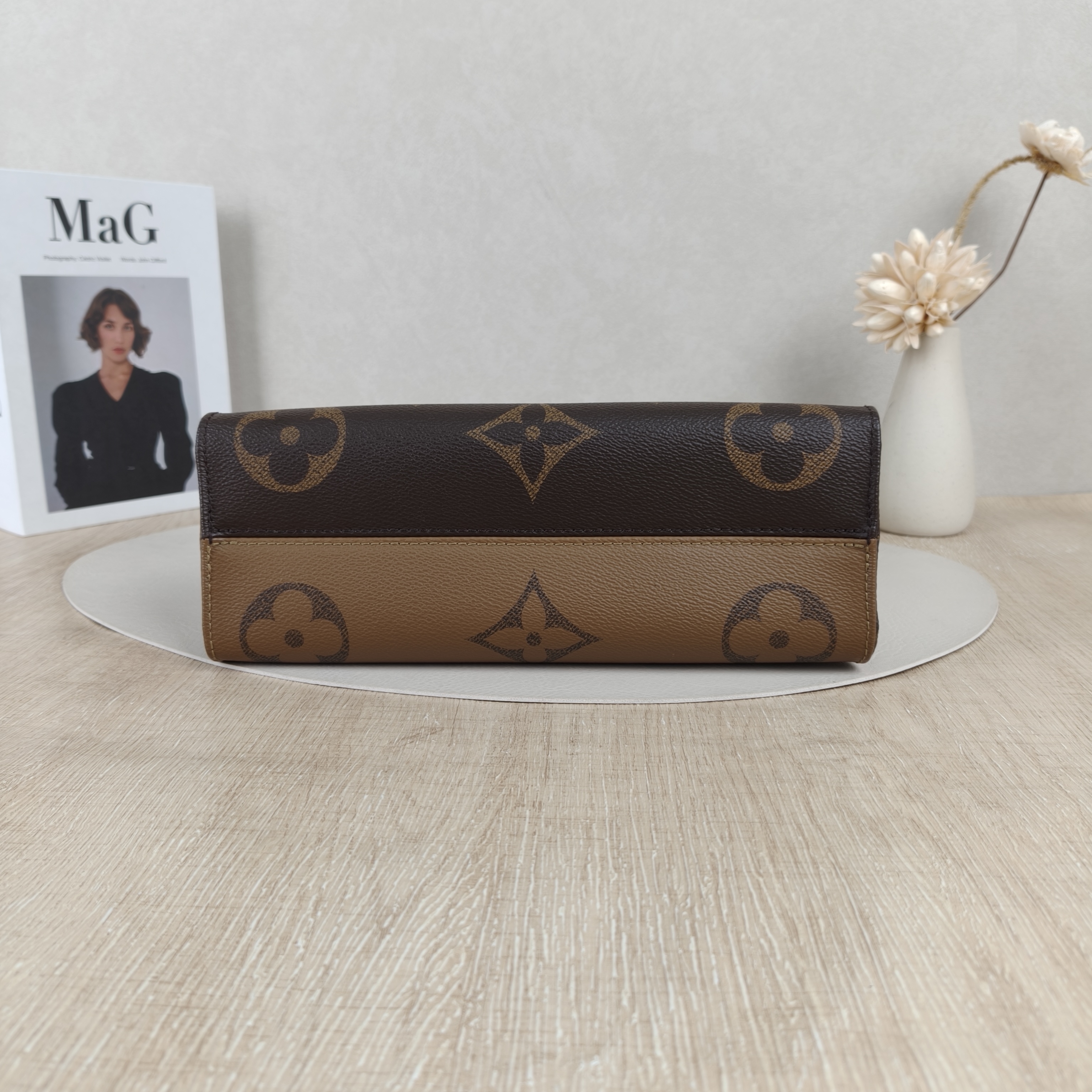 Louis Vuitton Crossbody Bag Onthego East West Monogram PVC Small25 × 10 × 13 cm — cover view 3 of 8