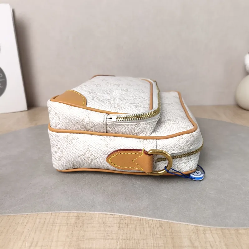 Louis Vuitton Crossbody Bag Nil Messenger Bag PVC One Size 25 × 11 × 17.5 cm — detail view 2 of 12